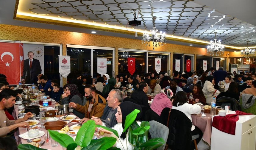 "VALİ ŞAHİN YETİM VE ÖKSÜZ KARDEŞLERİMİZİN YANINDAYIZ"