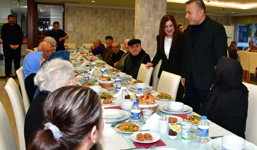 "VALİ VE EŞİ, KÖŞK HUZUREVİ’NDE BÜYÜKLERLE İFTARDA BULUŞTU"