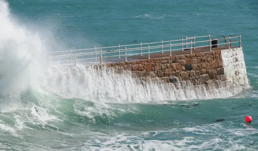"DENİZLERDE FIRTINA: DÖRT BÖLGEDE KUVVETLİ RÜZGAR BEKLENİYOR"
