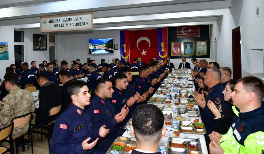 "TAHİR ŞAHİN, JANDARMA GENEL KOMUTANLIĞI PERSONELİYLE İFTAR SOFRASINDA BULUŞTU"