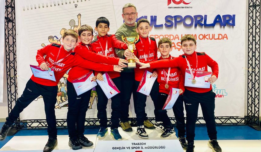 "AKÇAABATLI ÖĞRENCİLER MASA TENİSİNDE TRABZON ŞAMPİYONU"