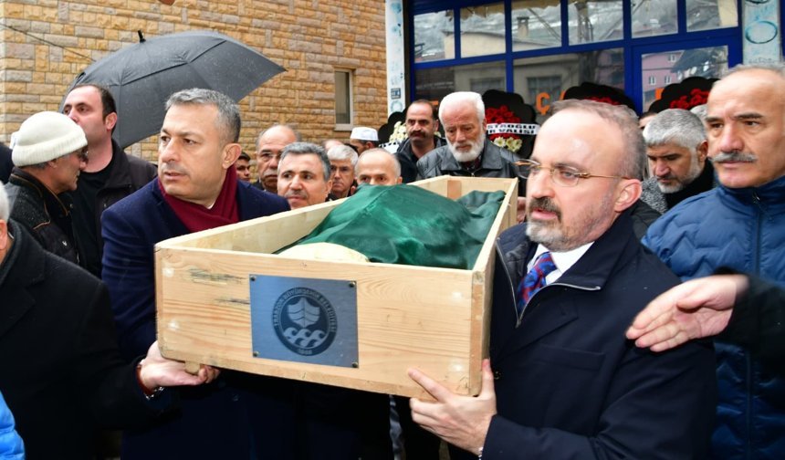 "FİRDEVS KUMBUZOĞLU ÇAYKARA KARAÇAM’DA DUALARLA SON YOLCULUĞUNA UĞURLANDI"