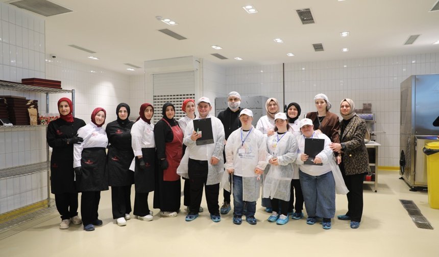 "FARKLI BİREYLERİN FARKINDAYIZ: ÖZEL ELLER SAHADA"