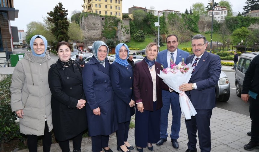 "BAŞKAN GENÇ’TEN HİZMET-İŞ'E ZİYARET"