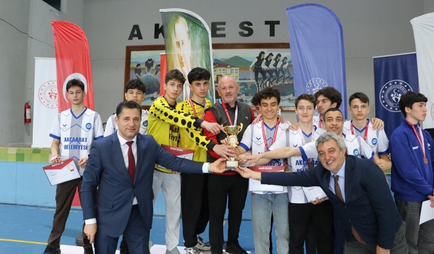 "ŞAMPİYON AKÇAABAT ANADOLU LİSESİ"