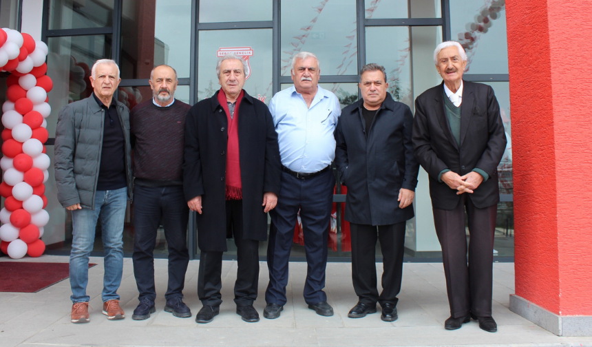 "ESKİ FUTBOLCULAR SEBAT GENÇLİK SPOR’U ZİYARET ETTİ"
