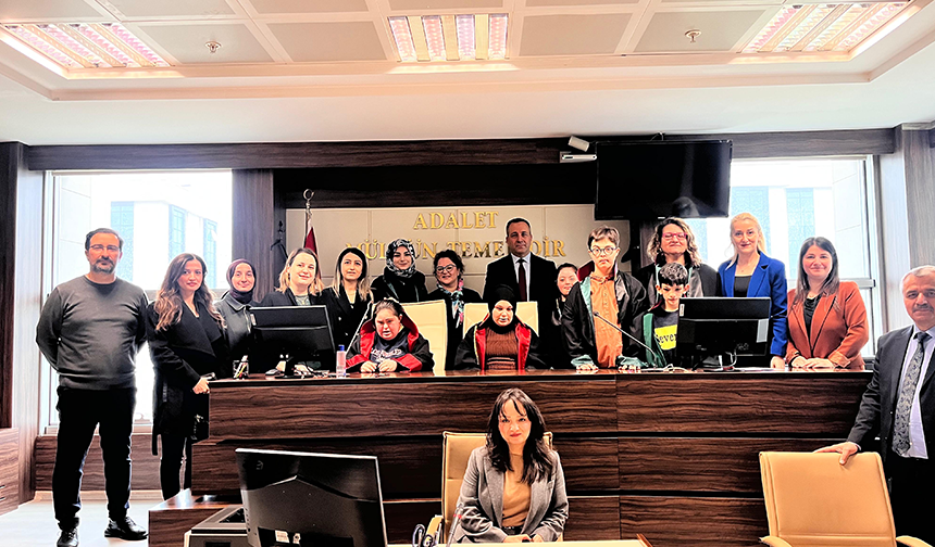 "ADLİYEDE TEMSİLİ 23 NİSAN DURUŞMASI"