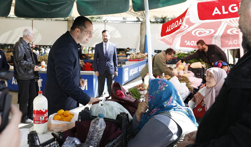 “MAKAMDA DEĞİL VATANDAŞIN YANINDA: BAŞKAN EKİM PAZARDA GÖNÜL SOHBETLERİ YAPTI”